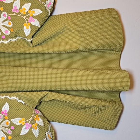 THML Eloise Embroidered Short Puff Sleeved V-Neck Pullover Lightweight Top - Picture 9 of 15